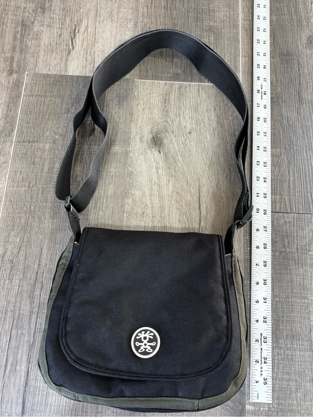Vintage Crumpler “The Status Belly”
Crossbody Messenger Bag Black/Olive, GUC